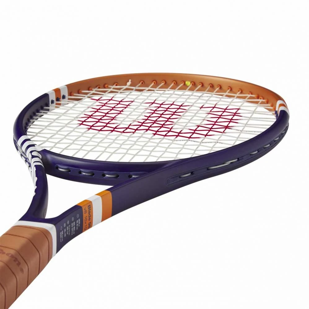 Raquette Wilson Blade 98 16x19 V8.0 Roland Garros 2023 (305g) 7 Raquette Wilson Blade 98 16x19 V8.0 Roland Garros 2023 (305g) – Image 5
